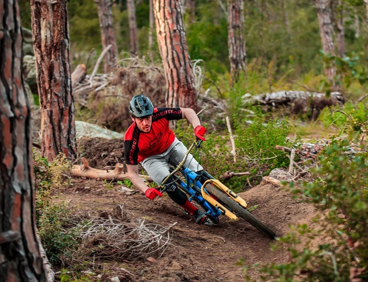 Man riding bike in Fox MTB jersey