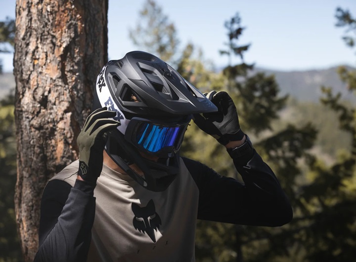 Man wearing MTB helmet and goggles