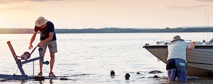 man taking off his boat with trailer winch